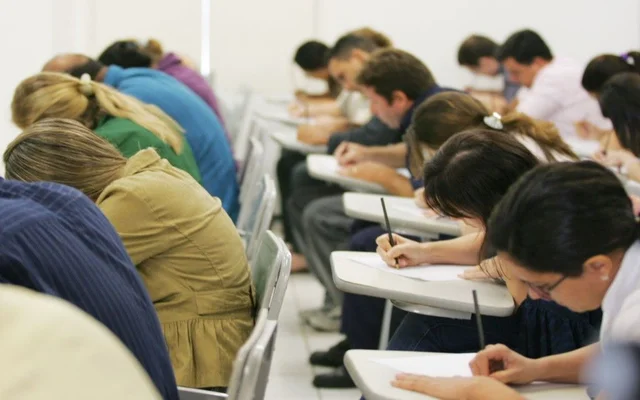Imagem de pessoas prestando concurso público